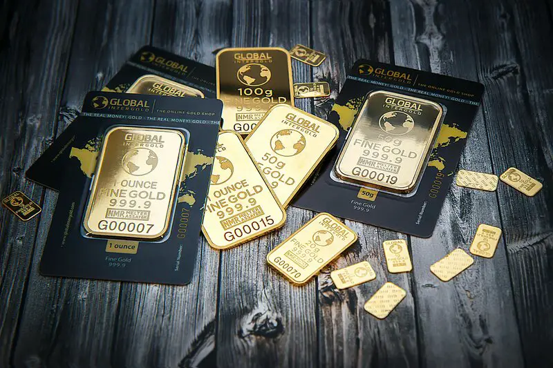 Gold bars and investment products for timing decisions