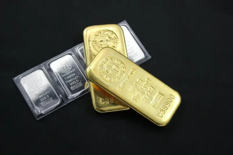 Gold and silver bars showing ratio comparison