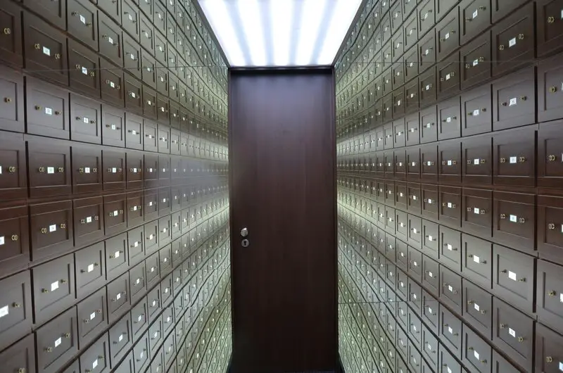Safety deposit box vault for secure gold storage